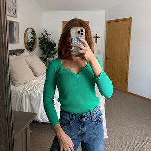 Green V-Neck Scalloped Women's Top (size small/medium)